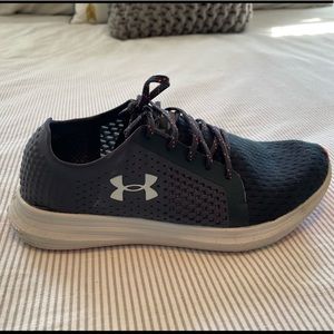 Under Armour lightweight black sneaker - Size 6